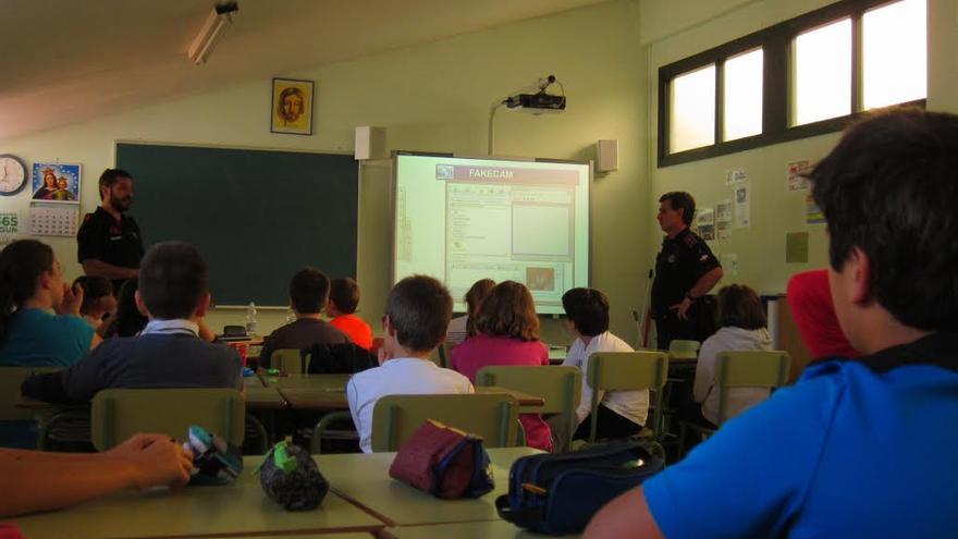 Los agentes de la Ertzaintza Iker Legardón y Lander Jauregui ofrecen una charla preventiva en un colegio.