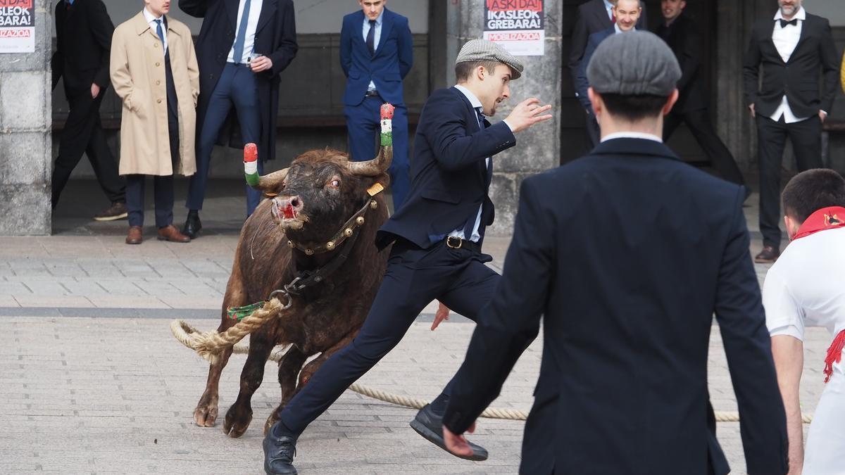 La sokamuturra de la mañana ha tenido continuidad por la tarde con nuevas carreras delante de las reses de la ganadería Bergarako Zezenak