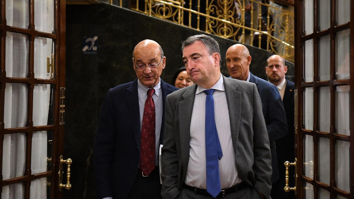 El portavoz del PNV en el Congreso, Aitor Esteban, a su salida de una sesión plenaria, en el Congreso.