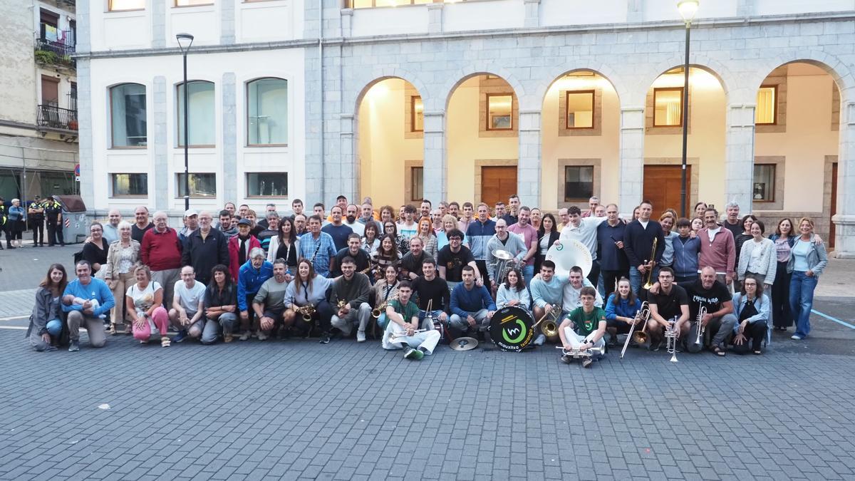 Los músicos y los vecinos que se han sumado al recorrido han cerrado la marcha con una foto de grupo.