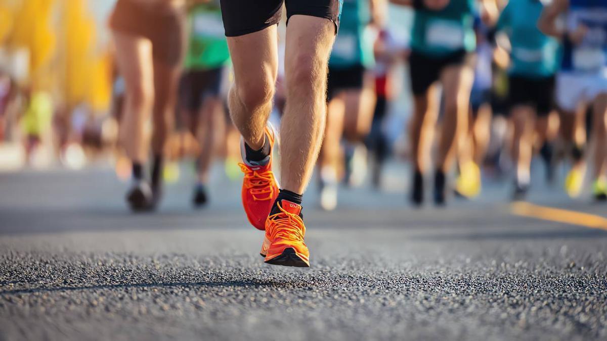 Primero plano de las piernas de un corredor de maratón