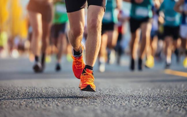 Primero plano de las piernas de un corredor de maratón