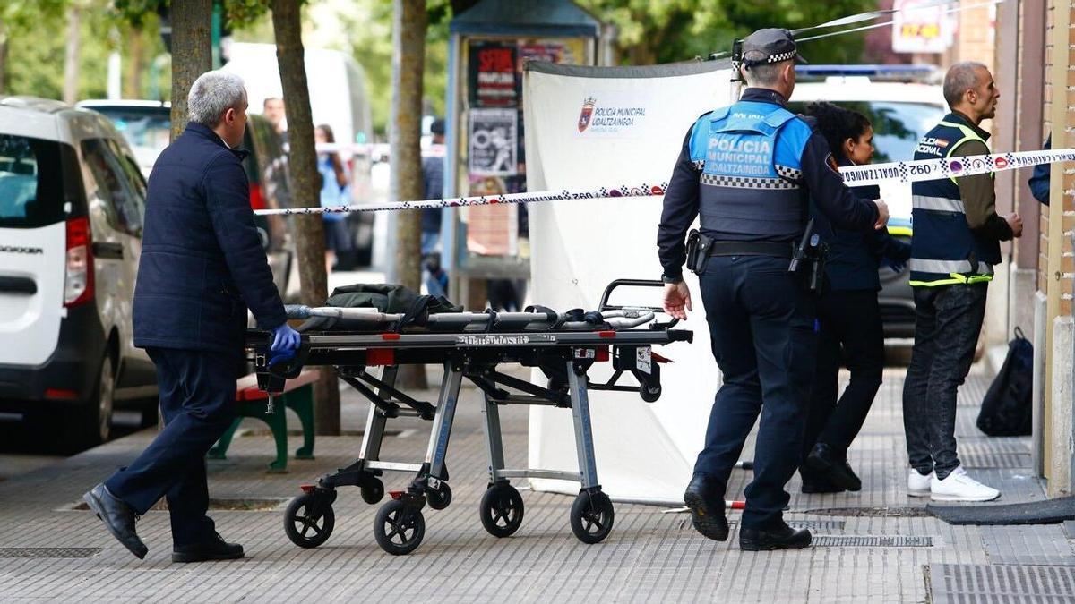 Exterior del portal en el que murió el hombre apuñalado.