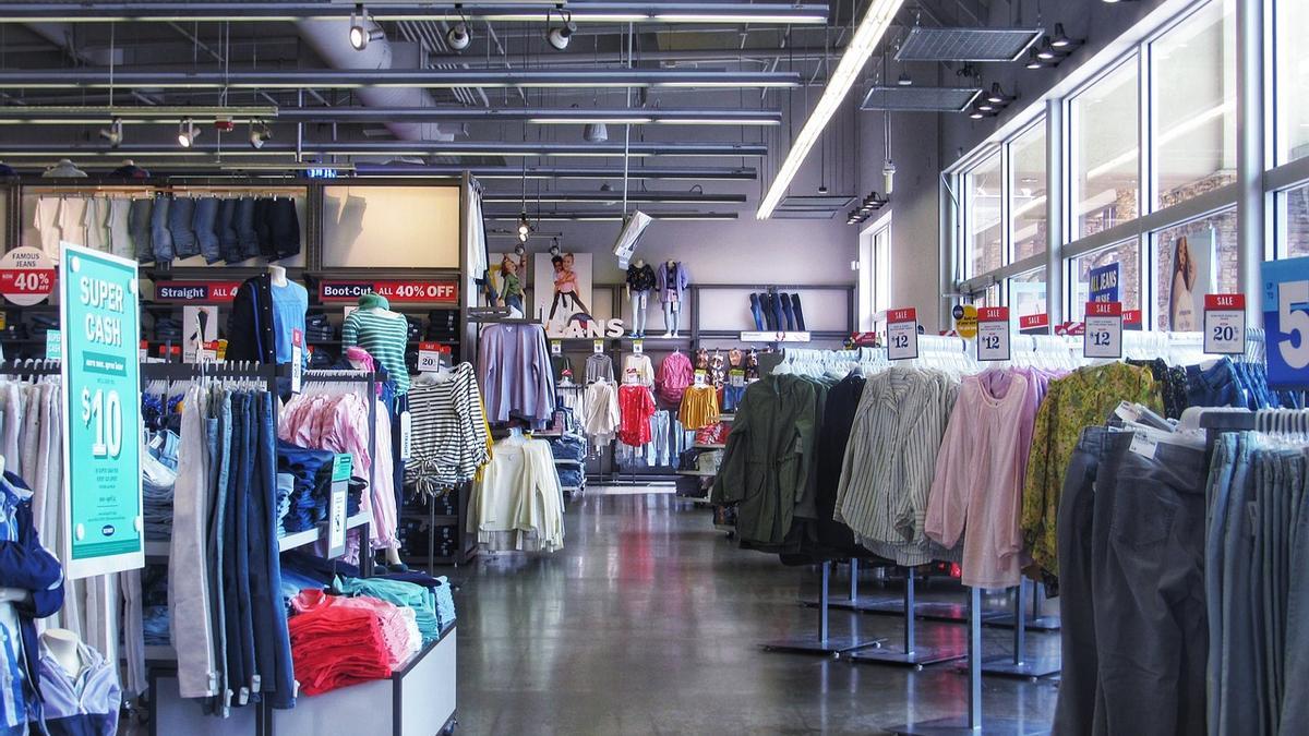 El interior de una tienda de ropa en época de rebajas