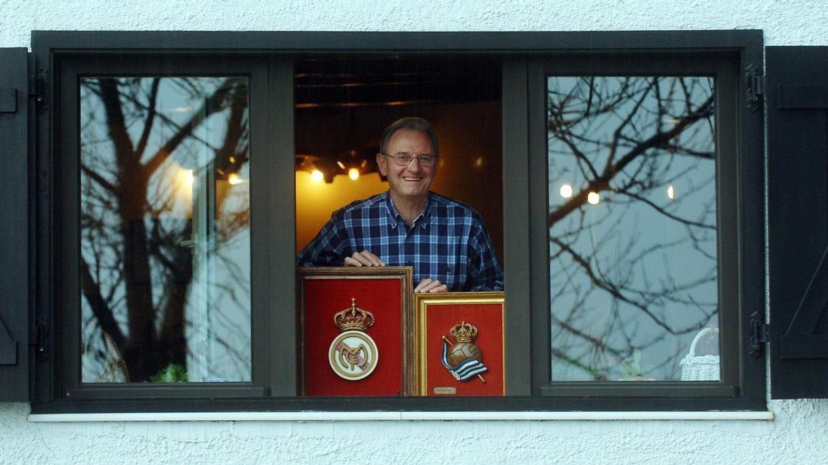 Arakistain, en una foto de archivo, con los escudos de la Real Sociedad y el Real Madrid.