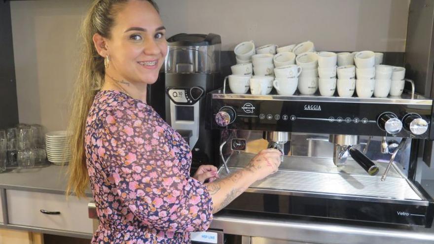Laritza Pérez, en la máquina de café del Bolo-Bolo.