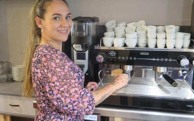 Laritza Pérez, en la máquina de café del Bolo-Bolo.
