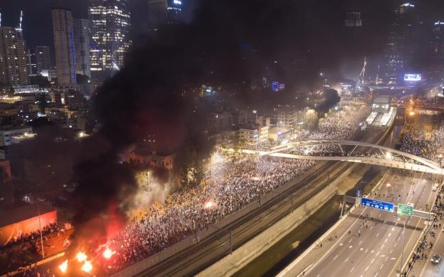 Más de 600.000 manifestantes toman las calles de Israel contra la destitución del ministro de Defensa Más de 600.000 manifestantes toman las calles de Israel contra la destitución del ministro de Defensa