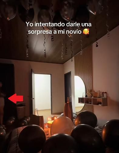 Ella estaba escondida en la habitación cuando él entró armado... Por lo que pudiese pasar.