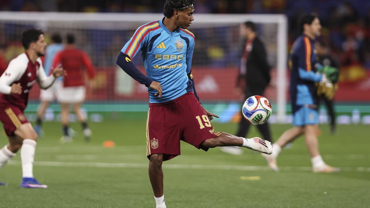 El jugador de la selección española Lamine Yamal, durante el calentamiento previo al partido frente a Egipto.