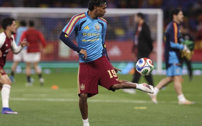 El jugador de la selección española Lamine Yamal, durante el calentamiento previo al partido frente a Egipto.