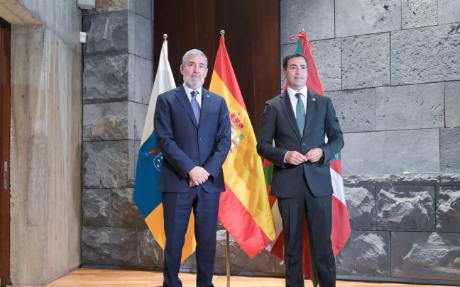El presidente de Canarias, Fernando Clavijo, y el lehendakari, Imanol Pradales, durante su encuentro el jueves.