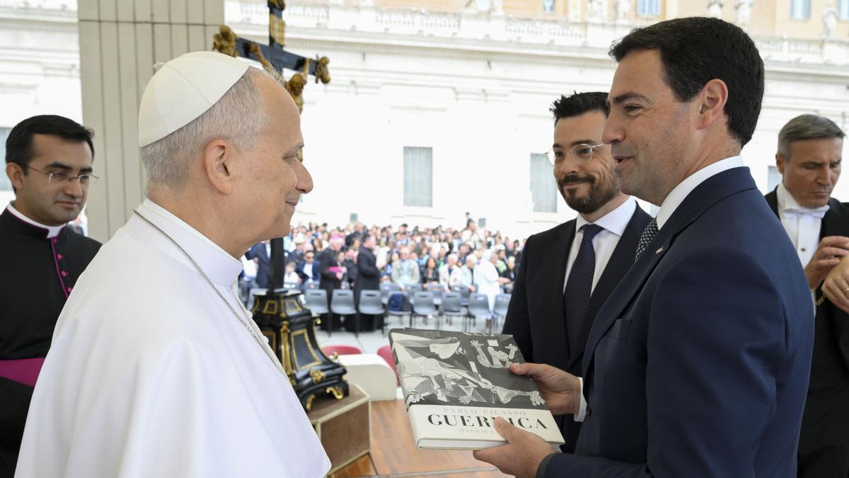 El lehendakari Pradales entrega un libro sobre el 'Guernica' de Picasso al Papa León XIV en compañía del secretario de Acción Exterior, Ander Caballero