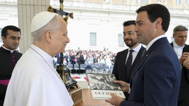 El lehendakari Pradales entrega un libro sobre el 'Guernica' de Picasso al Papa León XIV en compañía del secretario de Acción Exterior, Ander Caballero