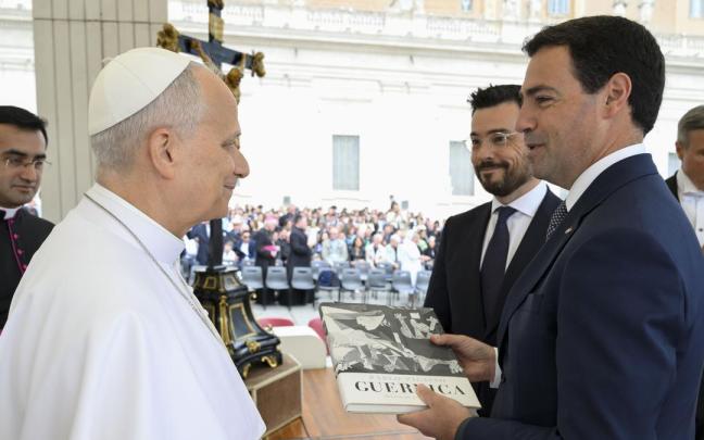 El lehendakari Pradales entrega un libro sobre el 'Guernica' de Picasso al Papa León XIV en compañía del secretario de Acción Exterior, Ander Caballero