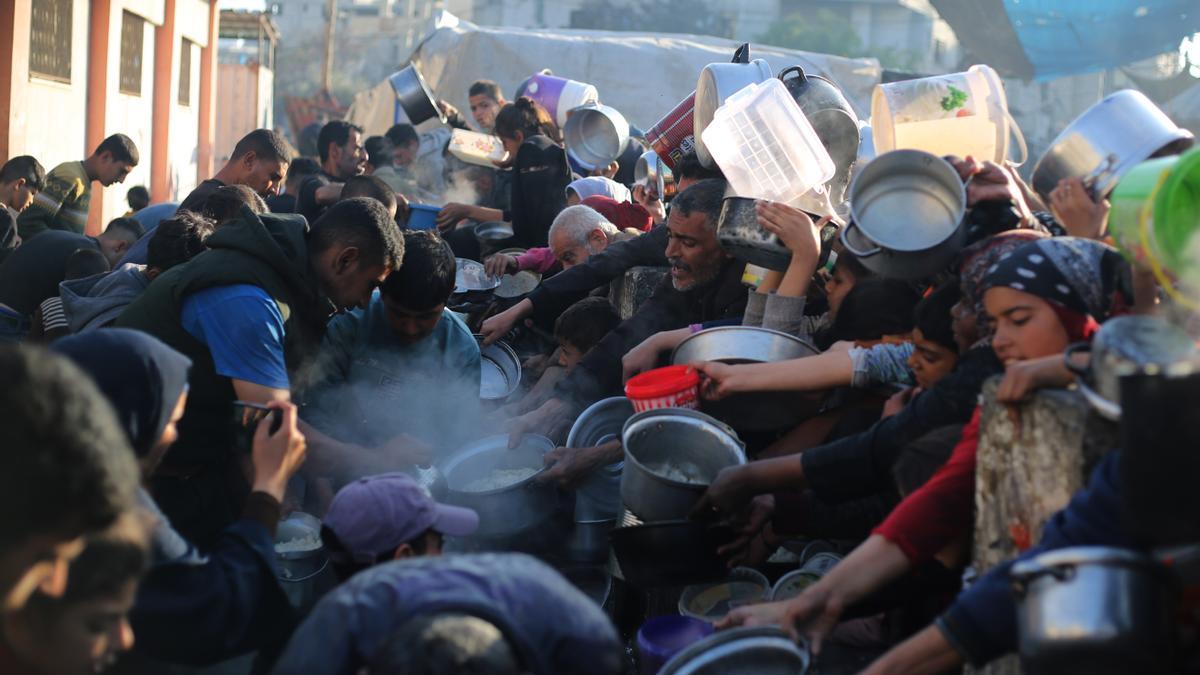 Denuncian once muertos tras un ataque israelí durante una entrega de ayuda en Gaza.