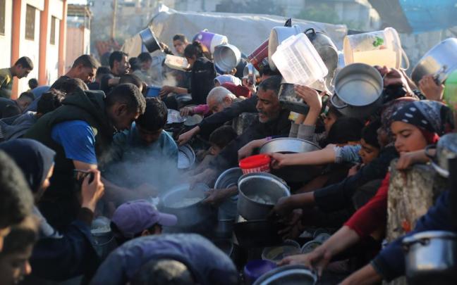 Denuncian once muertos tras un ataque israelí durante una entrega de ayuda en Gaza.