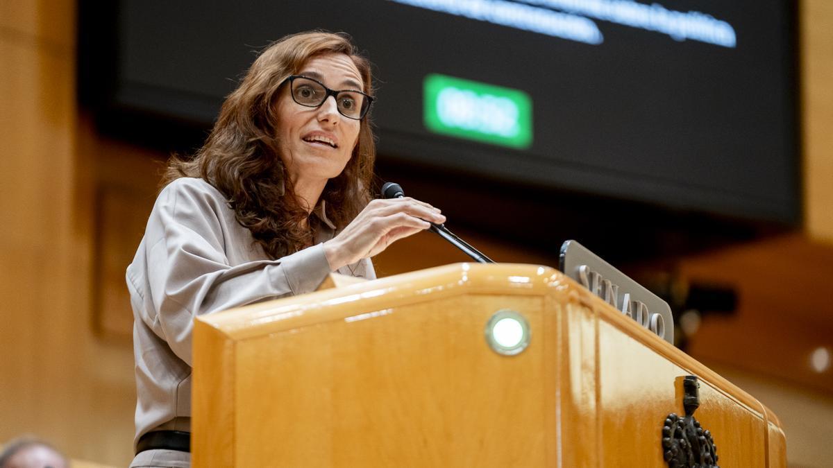 La ministra de Sanidad, Mónica García, durante una sesión en el Senado