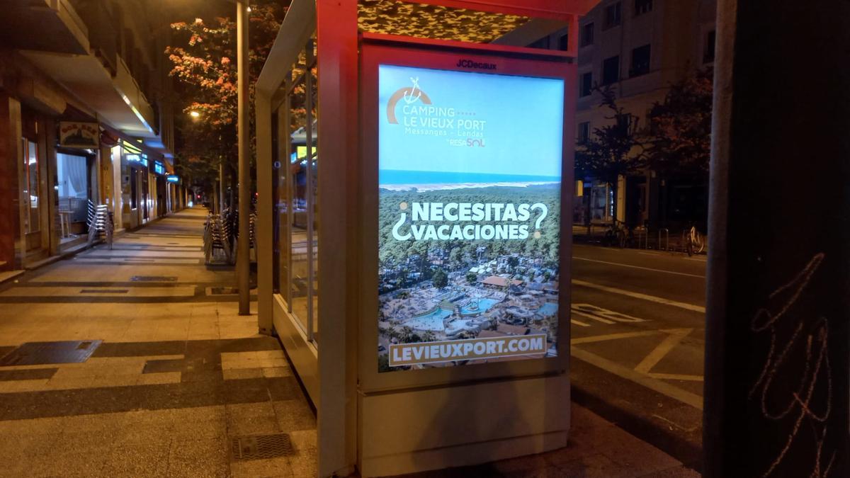 Anuncio en las marquesinas de los autobuses en Vitoria