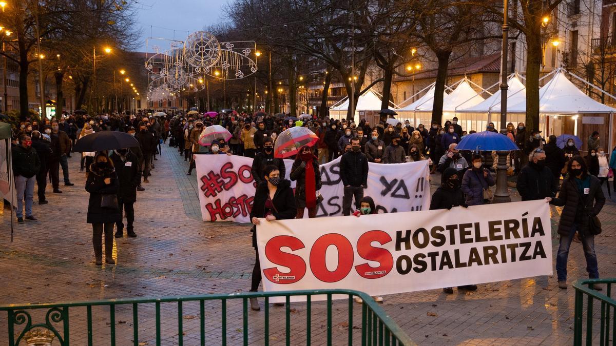 Movilización del sector hostelero en Pamplona en contra de las medidas fijadas por la pandemia del coronavirus para la reapertura en el interior de los bares y restaurantes, en diciembre de 2020. Foto: Patxi Cascante