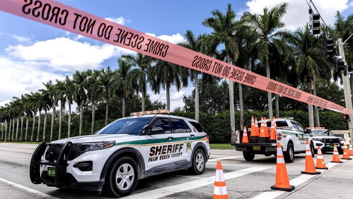 Policías acordonan la entrada al club de golf de Trump en West Palm Beach, donde tuvo lugar el suceso.