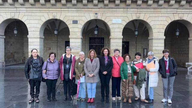 La alcaldesa, Cristina Laborda, y la delegada de Igualdad, Maite Cortina, junto a representantes de las asociaciones feministas.