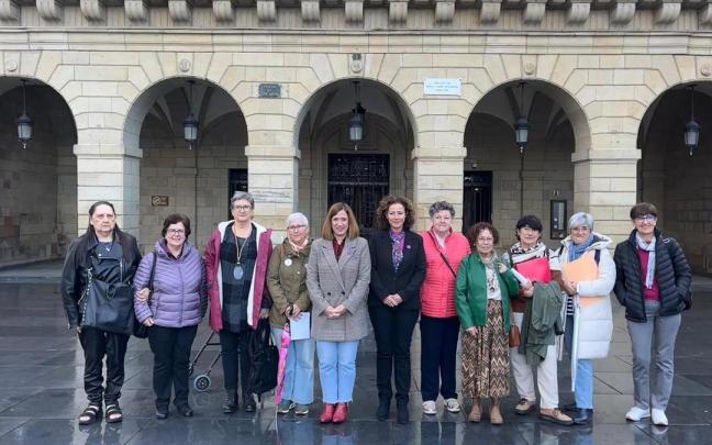 La alcaldesa, Cristina Laborda, y la delegada de Igualdad, Maite Cortina, junto a representantes de las asociaciones feministas.