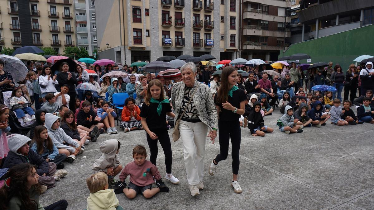 Lourdes Sistiaga omenaldia jasotzen.