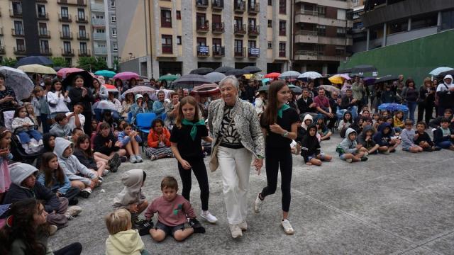 Lourdes Sistiaga omenaldia jasotzen.