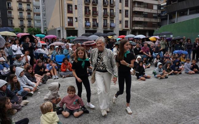 Lourdes Sistiaga omenaldia jasotzen.