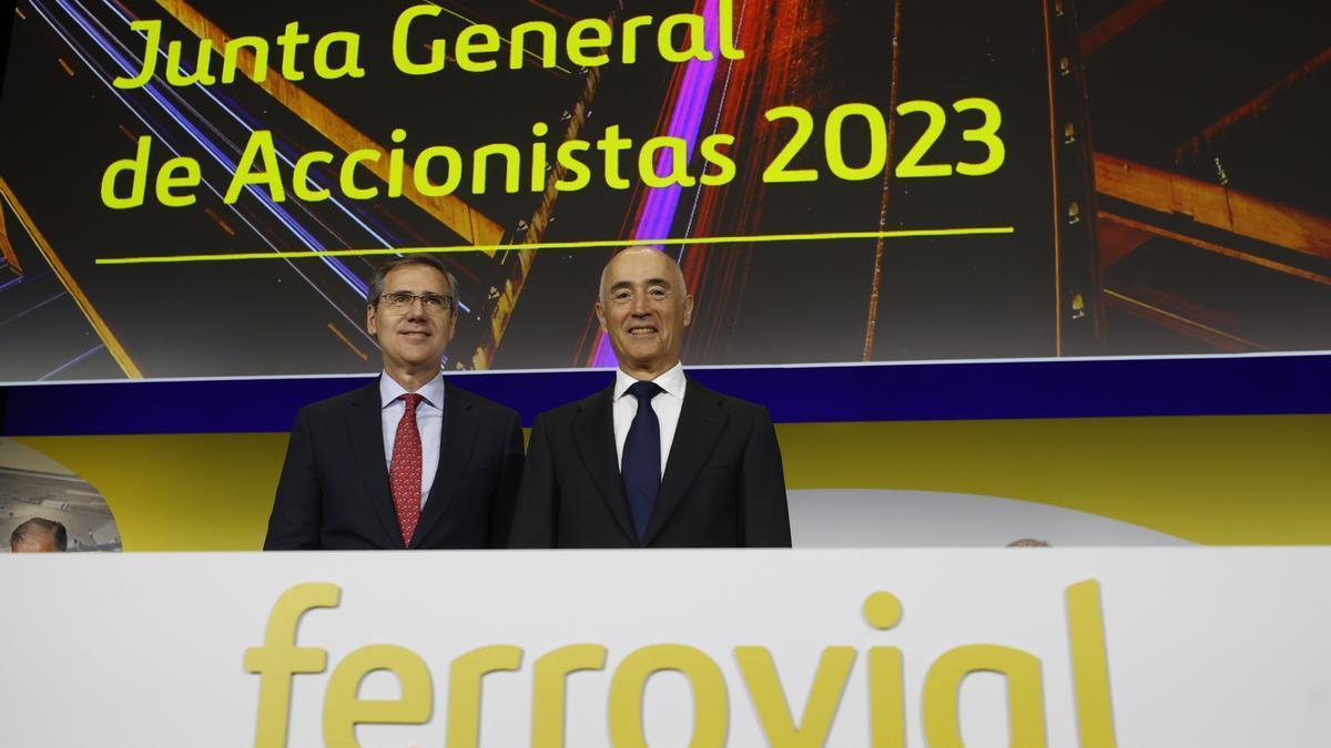 El presidente de Ferrovial, Rafael del Pino (d), y el consejero delegado, Ignacio Madridejos.