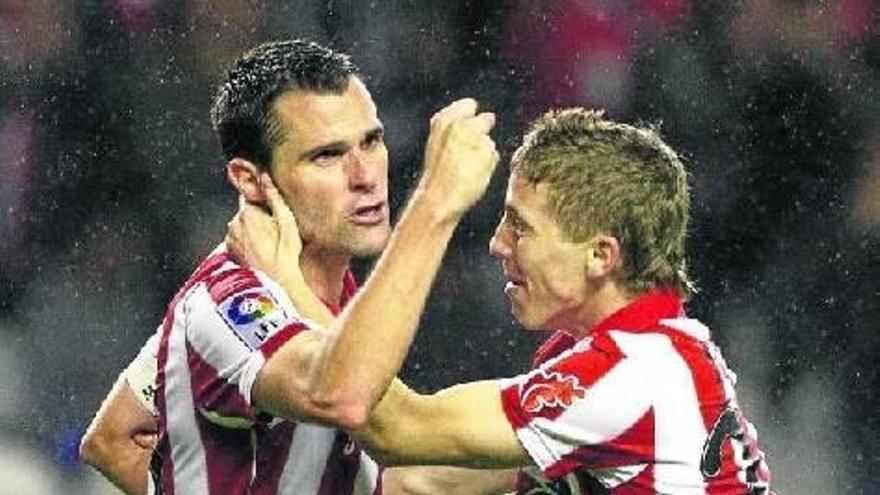 Pablo Orbaiz celebra junto a Iker Muniain uno de sus goles como rojiblanco. / PABLO VIÑAS