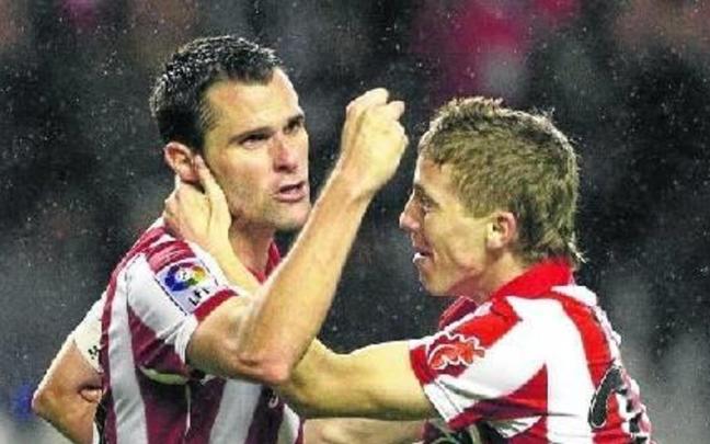 Pablo Orbaiz celebra junto a Iker Muniain uno de sus goles como rojiblanco. / PABLO VIÑAS