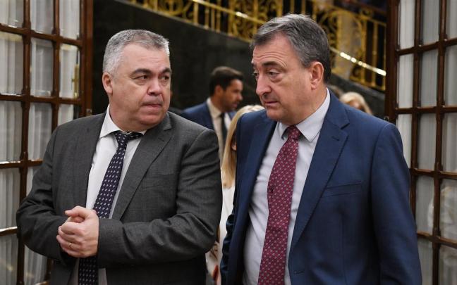 Aitor Esteban, junto al secretario de Organización del PSOE, Santos Cerdán.