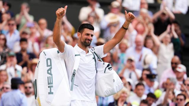 Novak Djokovic saluda al público en el pasado Wimbledon.
