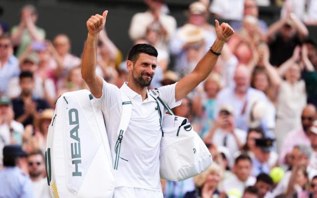 Novak Djokovic saluda al público en el pasado Wimbledon.