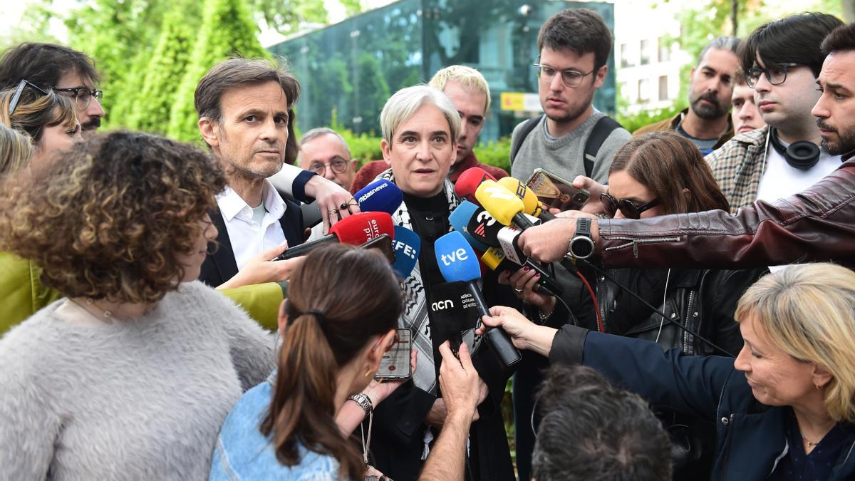 La ex alcaldesa de Barcelona, Ada Colau, ofrece declaraciones a los medios a su llegada a la Audiencia Nacional.