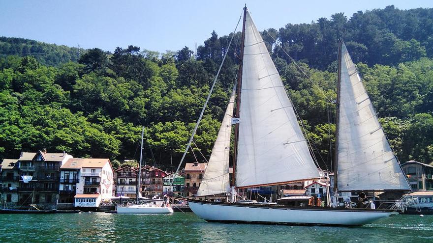 Navegar en el velero espectacular Lucretia.