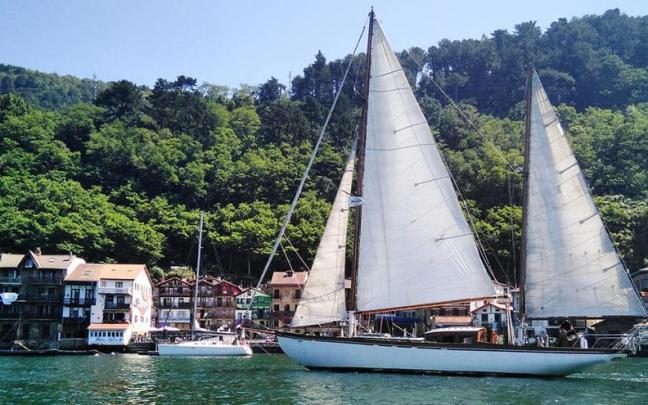 Navegar en el velero espectacular Lucretia.