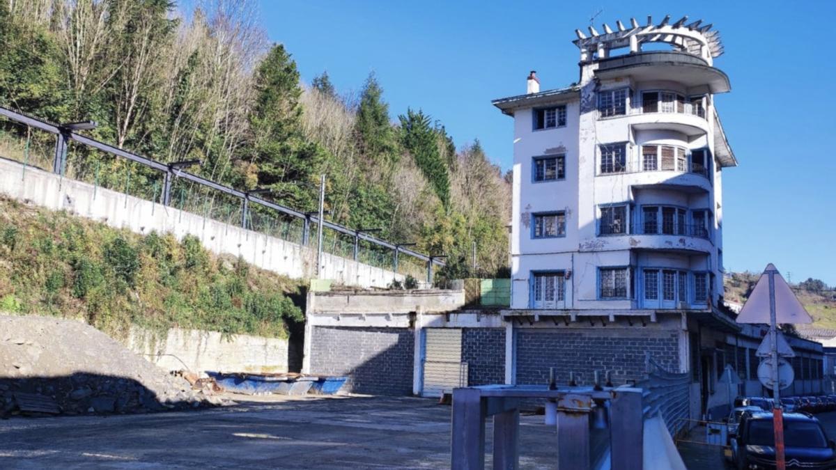 Los derribos efectuados en el entorno han hecho recuperar al edificio de Hijos de Gabilondo un lugar preeminente en la zona en la que se va a llevar a cabo el proyecto