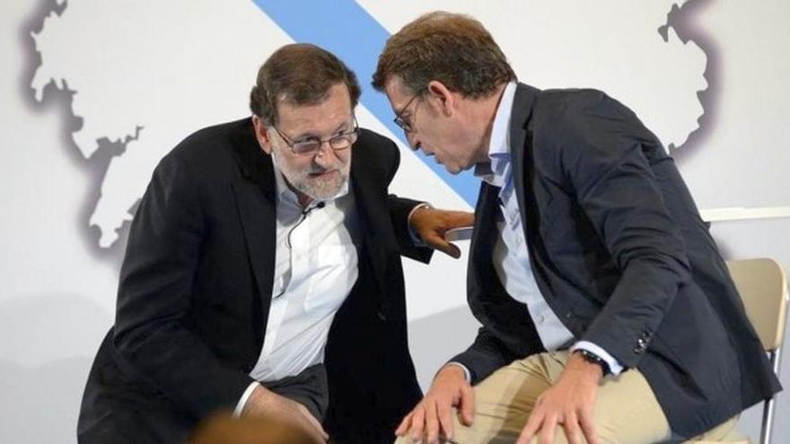 Mariano Rajoy conversando con Alberto Núñez Feijóo.