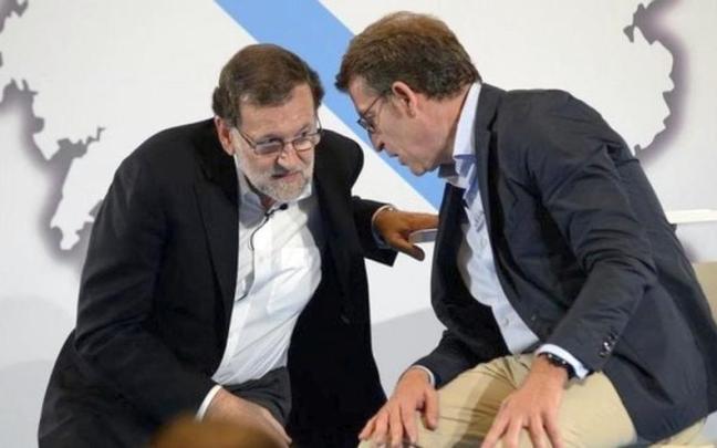 Mariano Rajoy conversando con Alberto Núñez Feijóo.
