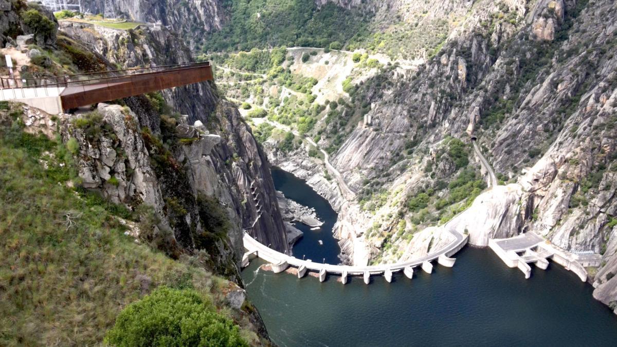El mirador y, abajo, la presa.