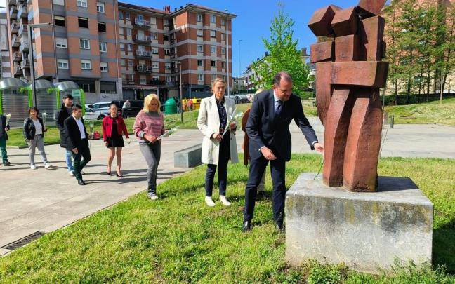Carlos Iturgaiz y otros dirigentes del PP vasco durante un homenaje a las víctimas del terrorismo en Galdakao. Carlos Iturgaiz y otros dirigentes del PP vasco durante un homenaje a las víctimas del terrorismo en Galdakao.