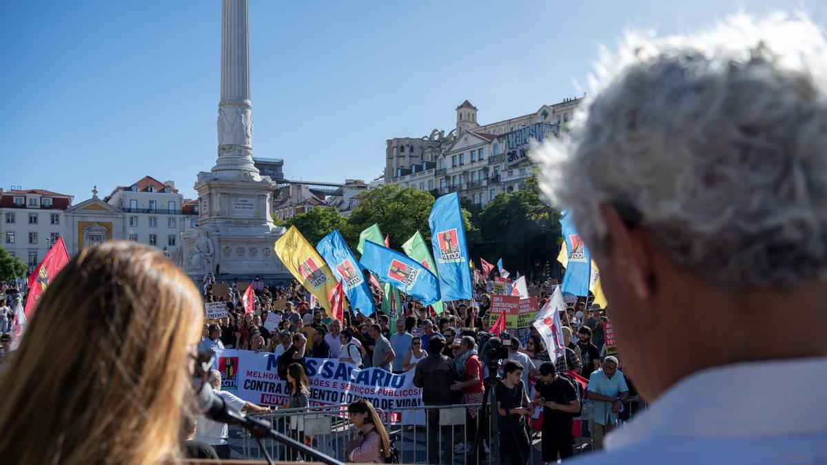 Manifestantes participan en una protesta a nivel nacional, organizada por la confederación sindical portuguesa CGTP, contra el aumento del costo de la vida; exigen salarios más altos, mejores pensiones y unos servicios públicos más sólidos. La manifestación tiene lugar en el centro de Lisboa, con los participantes marchando desde Cais do Sodré hasta Rossio.