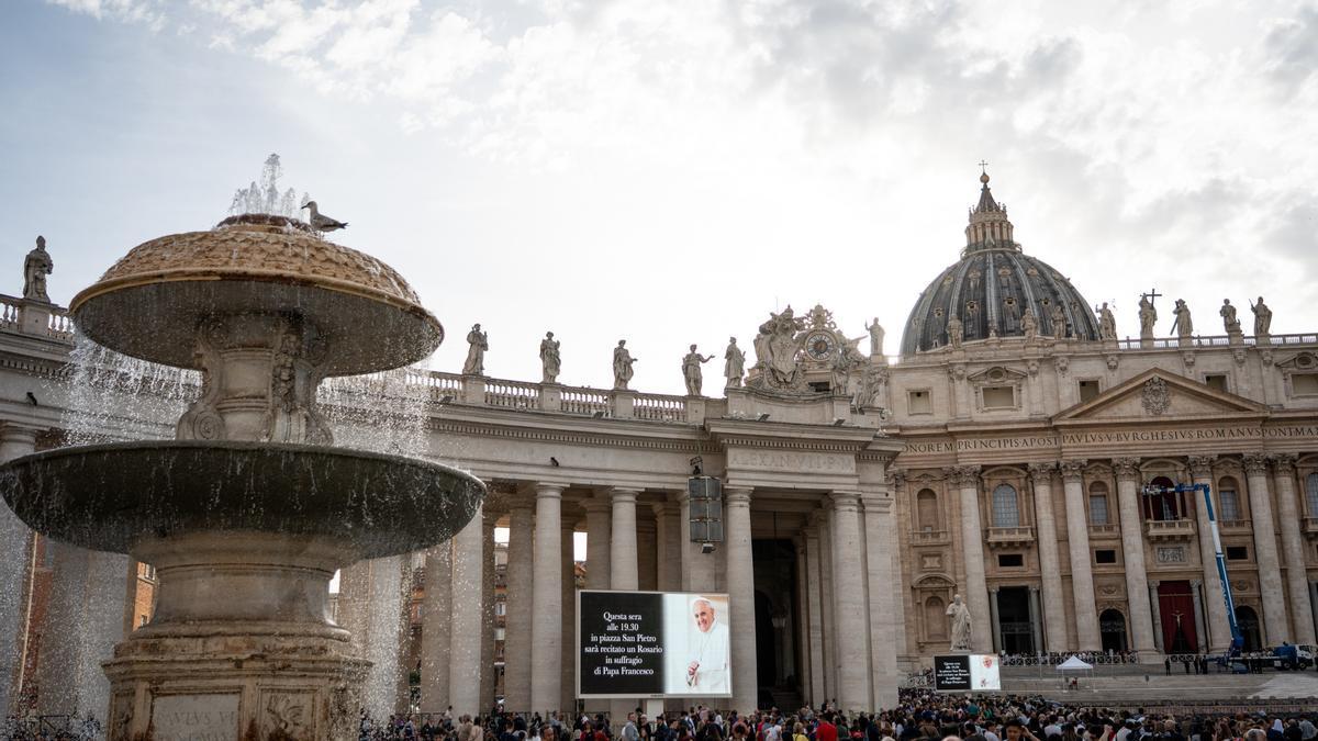 La Plaza de San Pedro del Vaticano, llena de fieles tras el fallecimiento del papa Francisco.