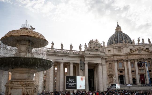 La Plaza de San Pedro del Vaticano, llena de fieles tras el fallecimiento del papa Francisco.