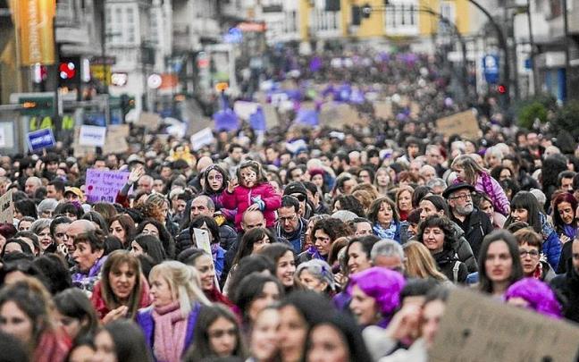 Participantes en una manifestación en Vitoria con motivo del Día de la Mujer. | FOTO: JORGE MUÑOZ