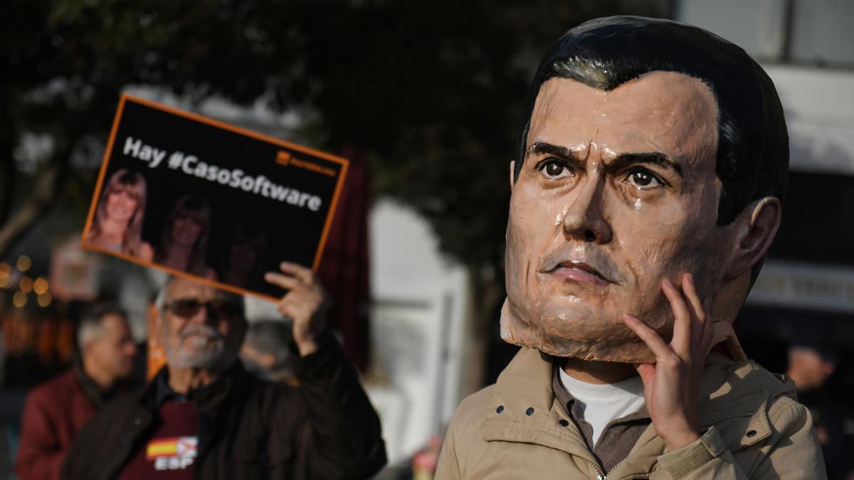 Manifestantes en contra de Pedro Sánchez en la entrada de los juzgados de Plaza de Castilla.