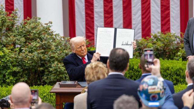 Trump presente sus aranceles recíprocos desde el jardín de la Casa Blanca.